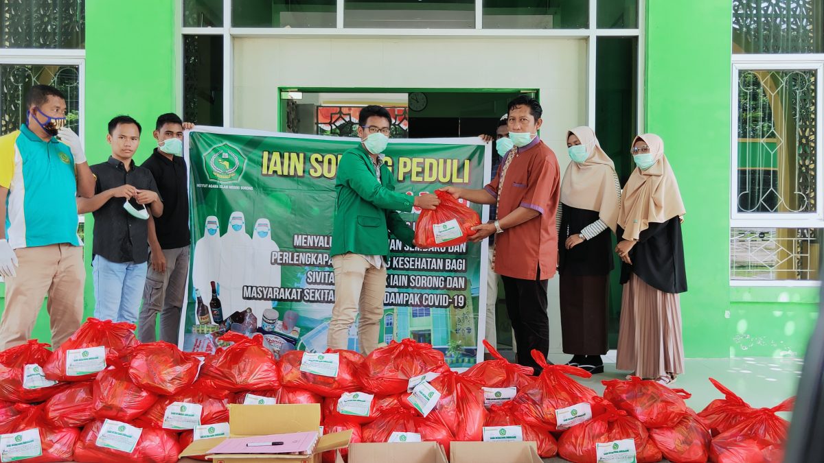 Satgas Covid-19 IAIN Sorong bersama IAIN Care  Membagikan Paket Sembako untuk Masyarakat