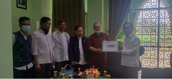 Kepala SMA SAINS Averos Serahkan Bantuan 1000 Sak Semen untuk Pembangunan Masjid Baitul Makmur IAIN Sorong