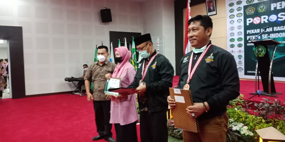Mahasiswa IAIN Sorong Berprestasi, Wakil Rektor Hadiri Penutupan dan Penyerahan Hadiah Poros Intim II