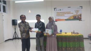 Rektor IAIN Sorong Prof Dr Hamzah, M.Ag menyerahkan hadiah kepada juara I lomba konten kreator mahasiswa yang diraih Samran dan Vivi Sulistiawati. (rosmini)