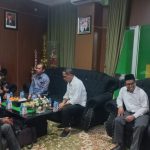 Bupati Fakfak Untung Tamsil, S.Sos M.Si saat berbincang dengan Rektor IAIN Sorong, Prof Dr Hamzah Khaeriyah, M.Ag. (Rosmin)