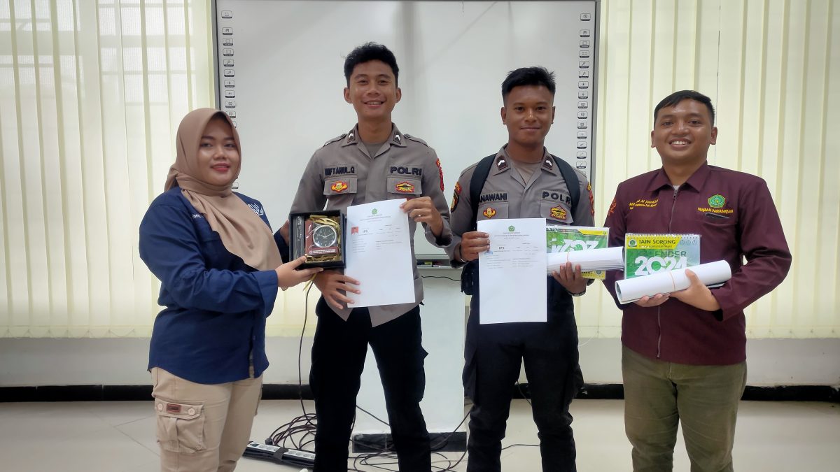 Penyerahan kartu ujian dan merchandise kepada pendaftar mahasiswa baru IAIN Sorong