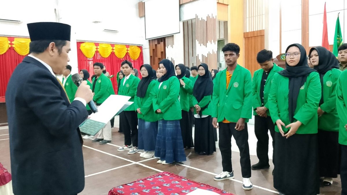 Dekan Fakultas Syariah dan Dakwah Lantik Pengurus Himpunan Mahasiswa Program Studi di IAIN Sorong