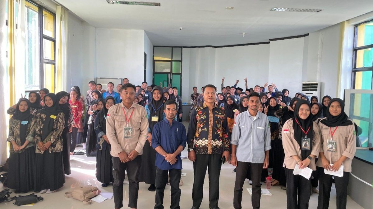 OPPES 2025: Mahasiswa Baru Ekonomi Syariah IAIN Sorong Diuji Debat Bank Syariah vs Bank Konvensional