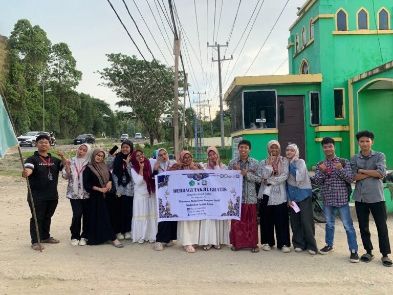 HMPS PAI melaksanakan kegiatan berbagi takjil di lingkungan kampus IAIN Sorong