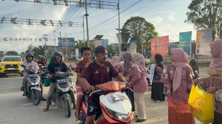 mahasiswa PGMI 2 berbagi takjil