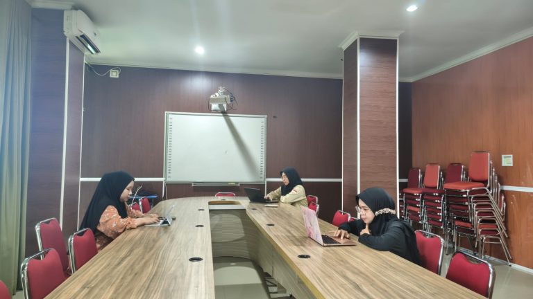 verifikasi data yang berlangsung di Gedung Rektorat Lantai 2