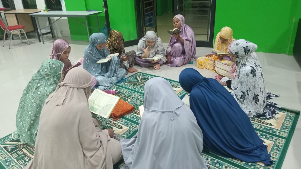 MA’HAD PUTRI IAIN SORONG PERKUAT KEBERSAMAAN MELALUI PEMBIASAAN IBADAH DAN DISIPLIN ASRAMA