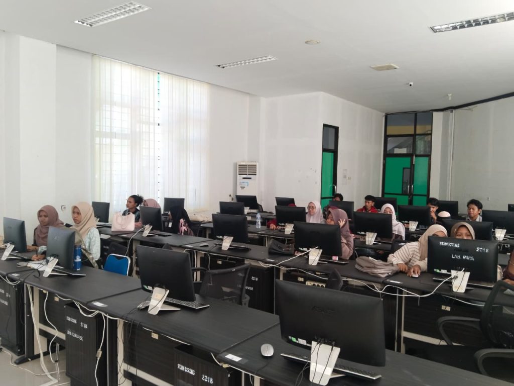 LAB KOMPUTER IAIN SORONG JADI ANDALAN PEMBELAJARAN ICT, MAHASISWA MERASA TERBANTU MESKI MASIH ADA TANTANGAN