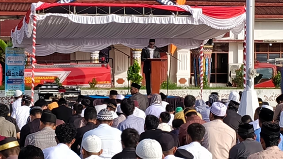 REKTOR IAIN SOorong Suparto Iribaram saat menyampaikan khutbah saat pelaksaan shalat idul adha di lapangan walikota Sorong