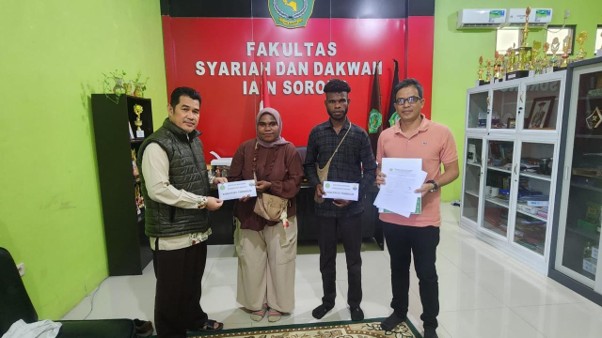 IAIN SORONG SALURKAN BEASISWA PENYELESAIAN STUDI UNTUK EMPAT MAHASISWA