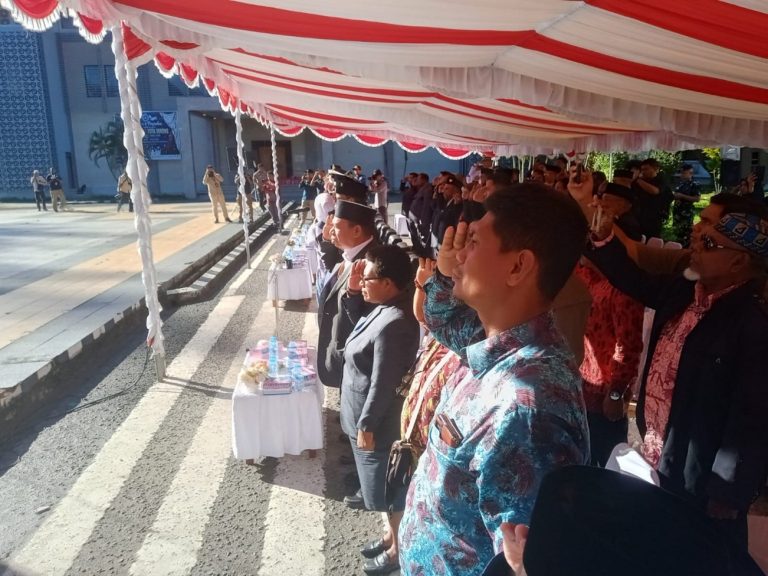 Rektor Suparto Iribaram menghadiri Upacara Bendera dalam rangka memperingati Hari Lahir Pancasila yang ke-81 yang diselenggarakan oleh Pemerintah Provinsi Papua Barat Daya (Senin, 01/06/2026)
