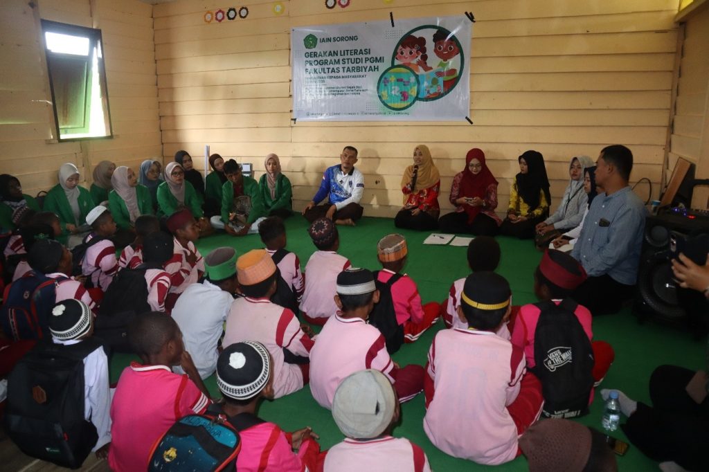PGMI IAIN SORONG HADIRKAN PROGRAM LITERASI DI SD AL-MA’ARIF 1 MAIBO