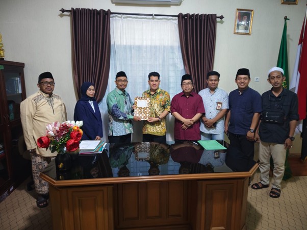 DEKAN FAKULTAS SYARIAH DAN DAKWAH IAIN SORONG PERKUAT KERJA SAMA AKADEMIK DENGAN IAIN BONE MELALUI PENANDATANGANAN PKS DAN VISITING LECTURE