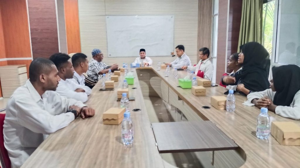 ENAM CALON MAHASISWA KAIMANA SIAP MENEMPUH PENDIDIKAN DI IAIN SORONG