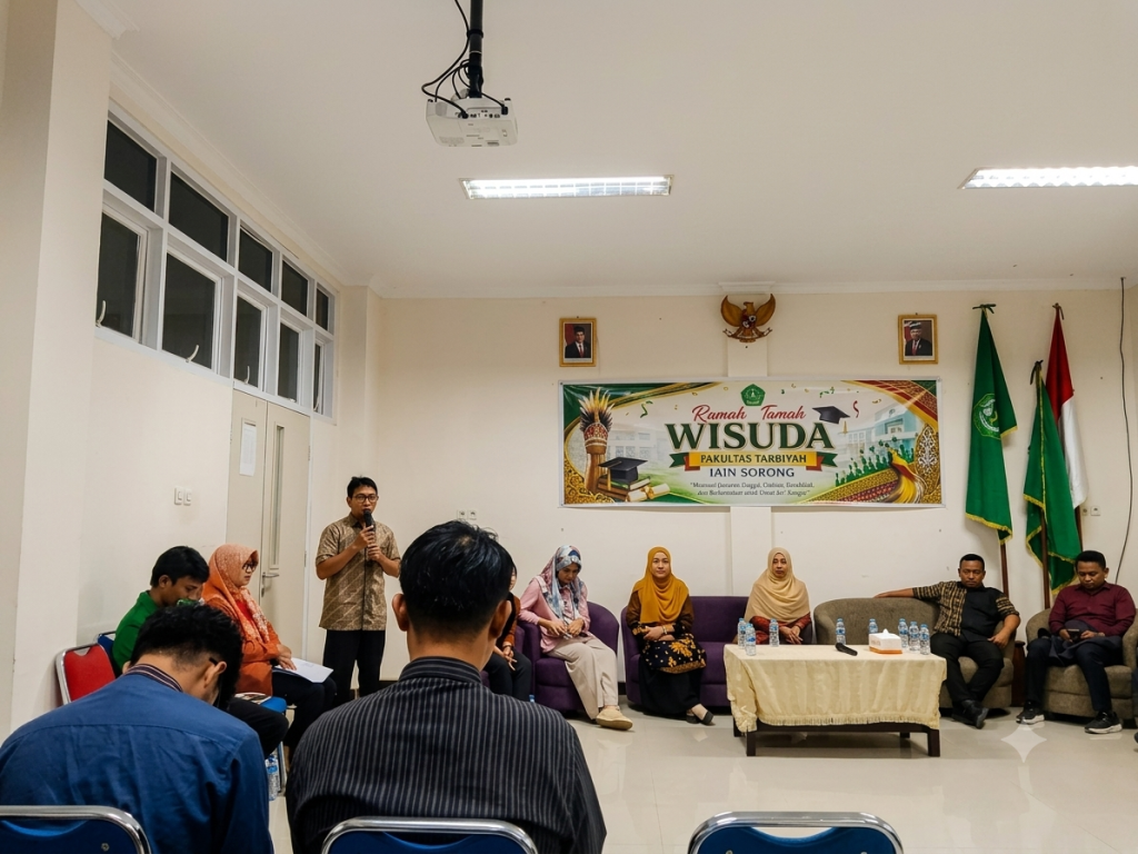 RAMAH TAMAH WISUDA FAKULTAS TARBIYAH IAIN SORONG, LEPAS ALUMNI DENGAN PESAN ILMU, AKHLAK, DAN PENGABDIAN