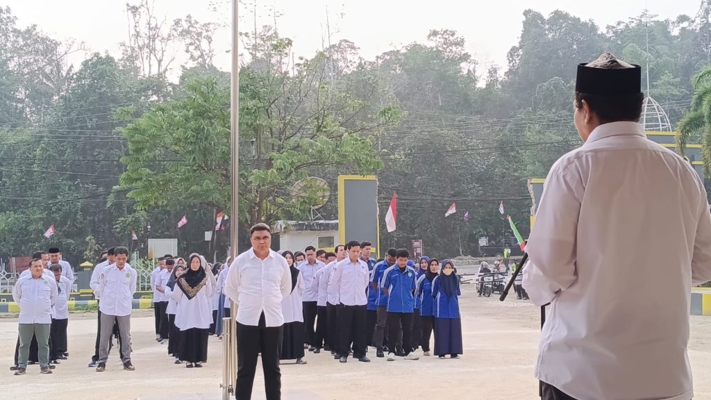 REKTOR IAIN SORONG TEKANKAN INOVASI, KOORDINASI, DAN KEBERSAMAAN DALAM APEL SENIN PAGI