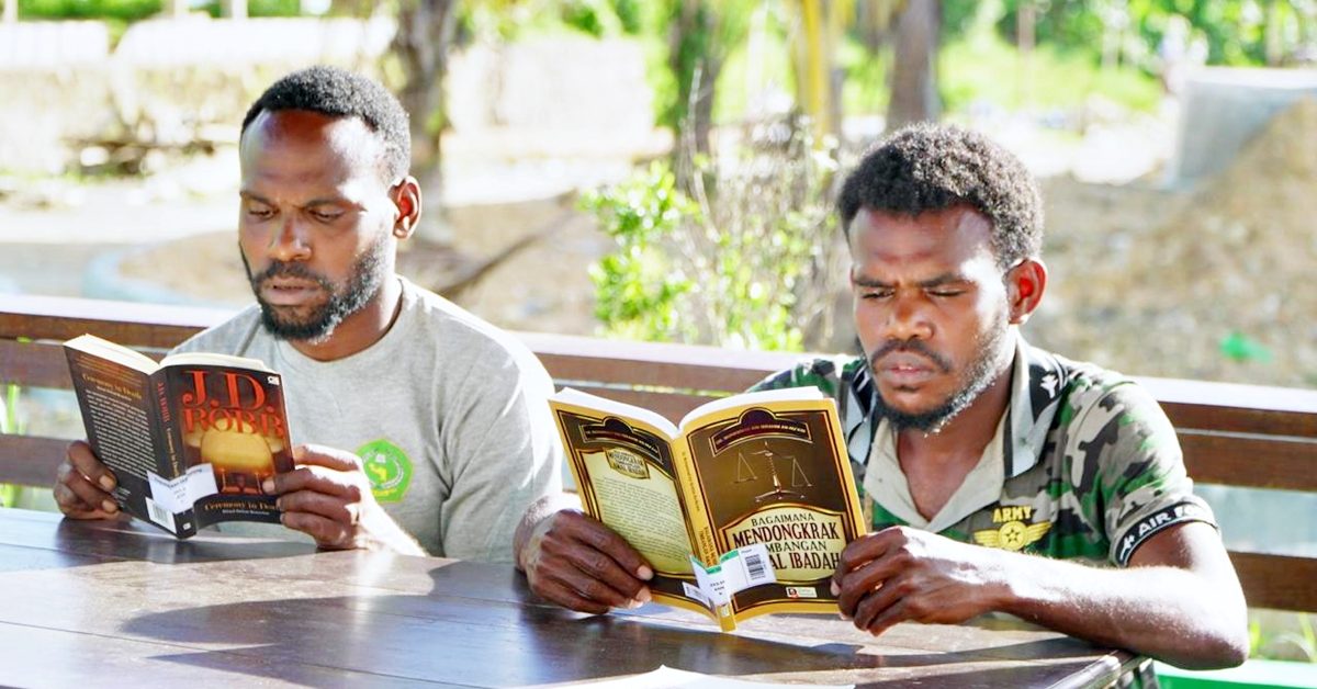 mahasiswa dan buku IAIN Sorong